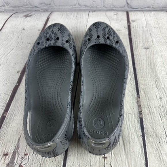 Crocs Kadee Grey Snakeskin Reptile Print Slip On Ballet Flats Womens Size 5 - Picture 5 of 8